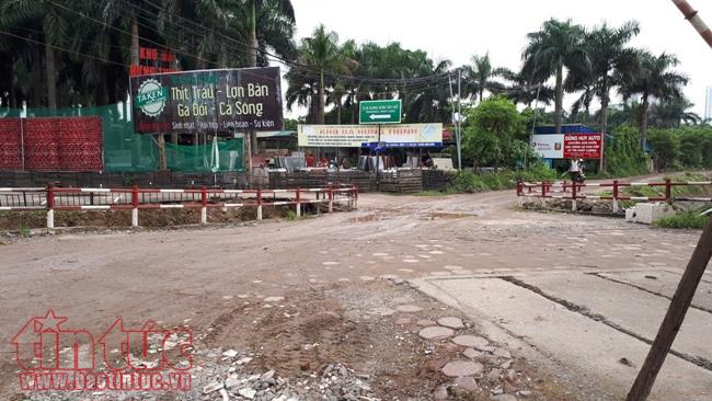 Đường Võ Chí Công (Hà Nội) lại vương vãi đất bẩn ảnh 2